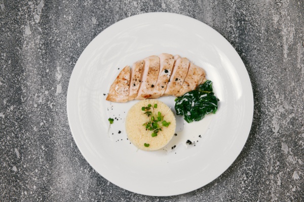 Куриное филе с кускусом и шпинатом