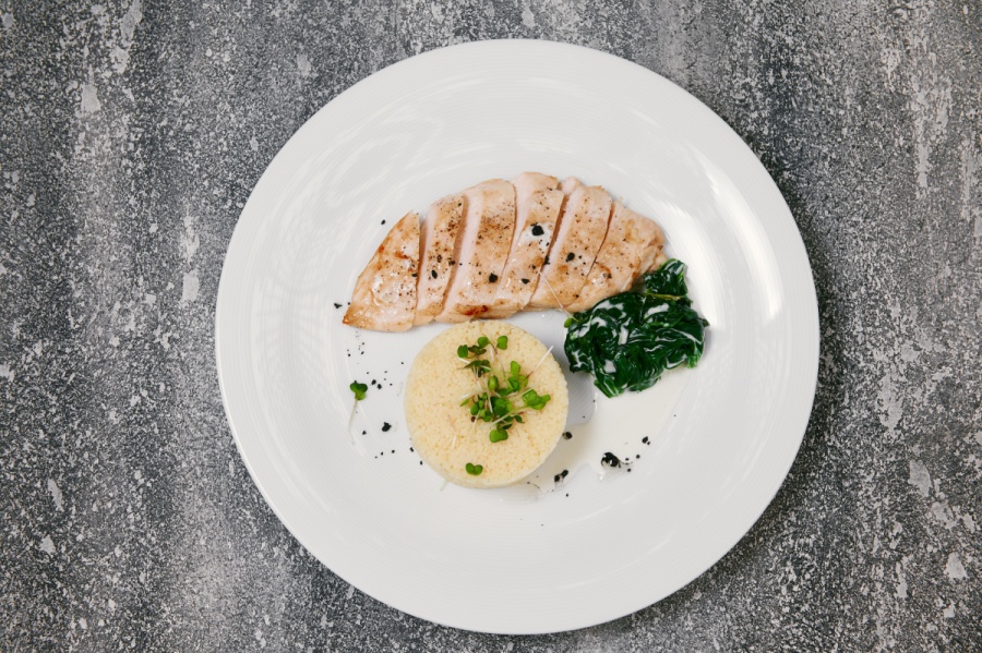 Куриное филе с кускусом и шпинатом
