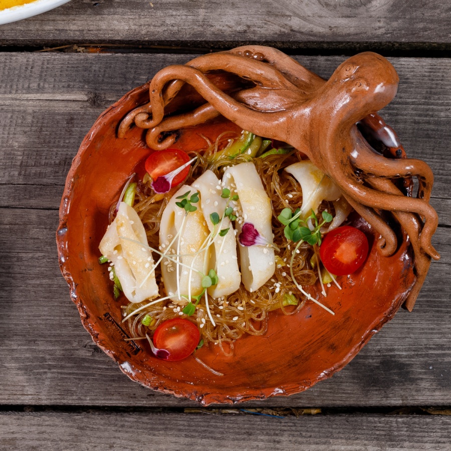 Салат с фунчозой и кальмаром
