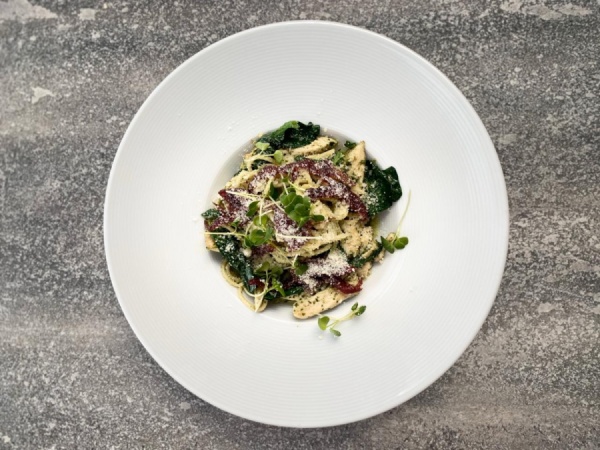Паста с курицей, песто и карамелизированным луком