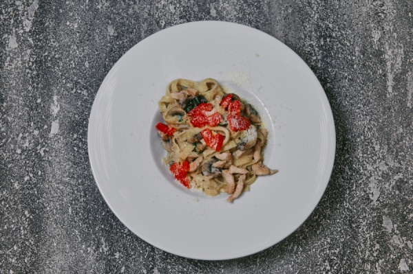 Паста с куриным филе и грибами
